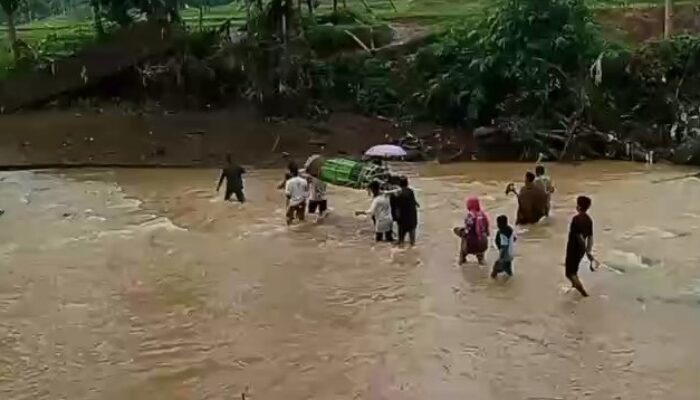 Warga Jampangkulon Terpaksa Pikul Jenazah Seberangi Sungai Karena Jembatan Rusak