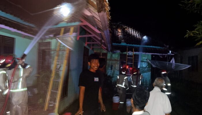 Kebakaran Rumah di Surade, Damkar Berhasil Kendalikan Api dalam 18 Menit