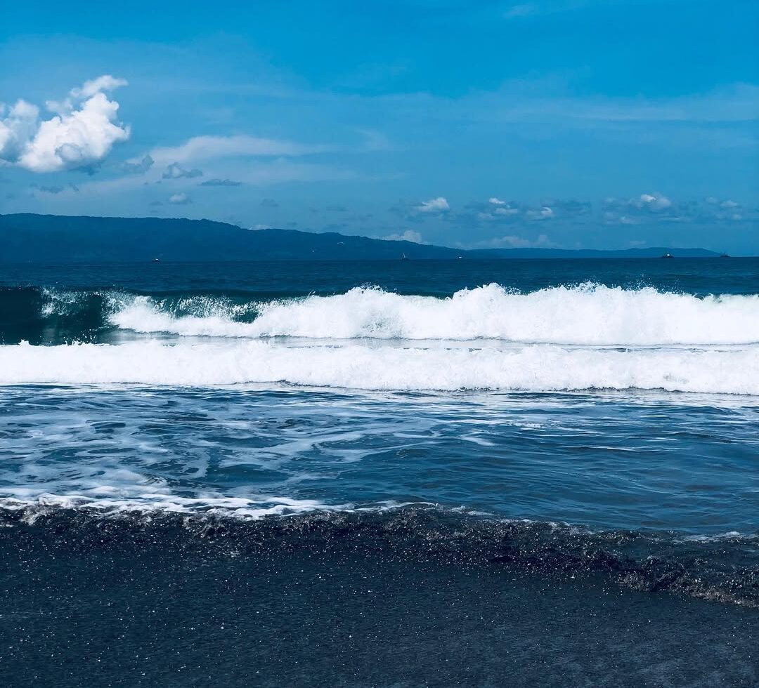 BMKG Imbau Waspada Gelombang Tinggi 2,5–4 Meter di Samudra Hindia Selatan Banten hingga NTT