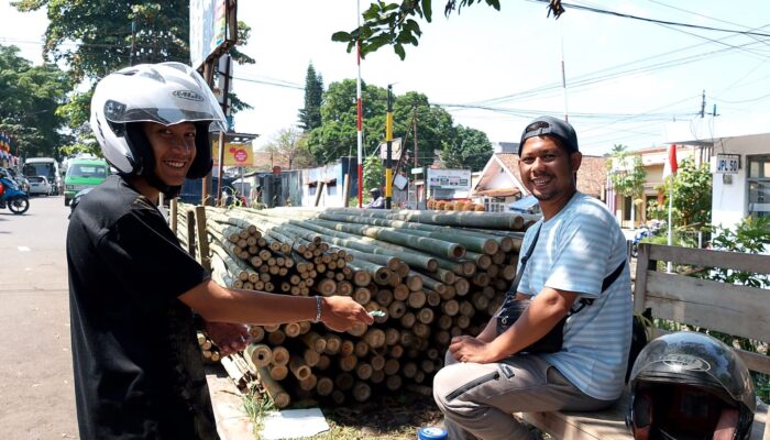 Menjelang 17 Agustus, Bambu untuk Tiang Bendera dan Umul-Umul Tersedia di Depan SMPN 11 Kota Sukabumi