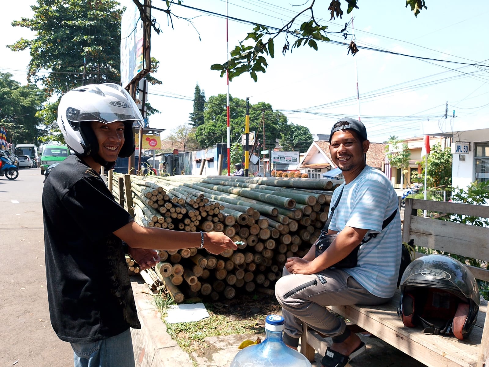 Menjelang 17 Agustus, Bambu untuk Tiang Bendera dan Umul-Umul Tersedia di Depan SMPN 11 Kota Sukabumi