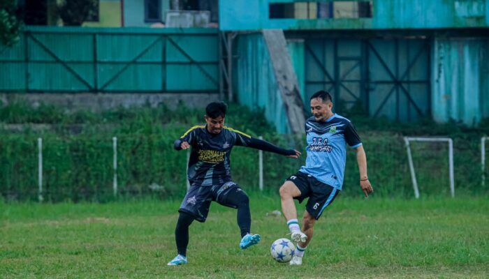 Laga Persahabatan JSS vs APDESI, Jurnalis Menang 5-2 dalam Semangat Silaturahmi