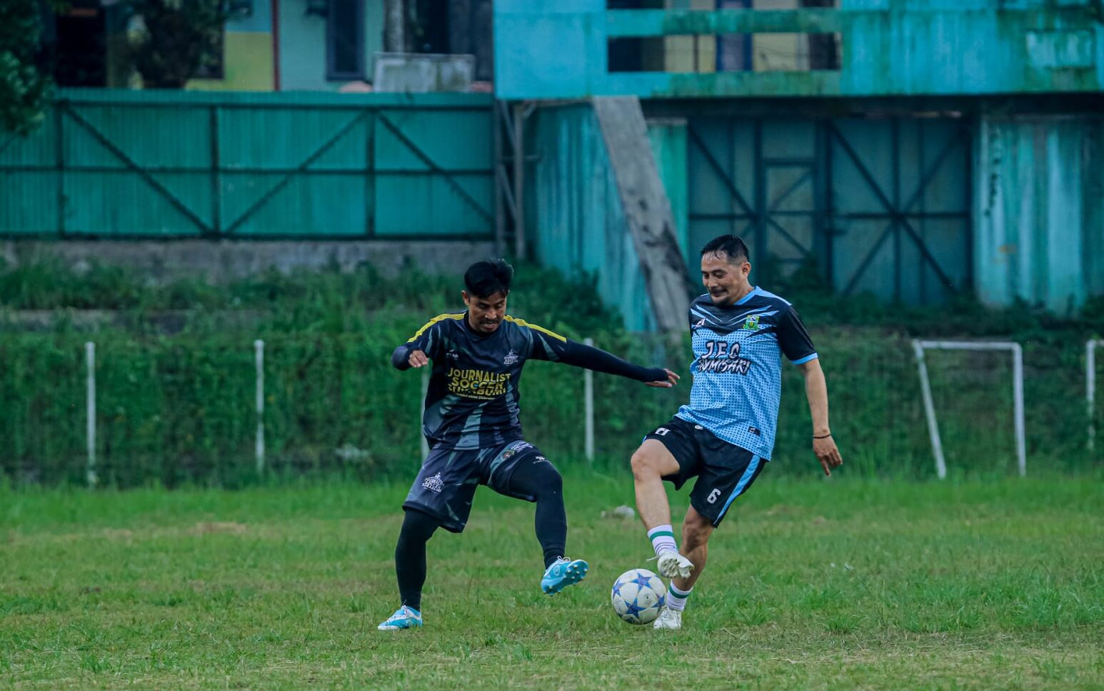 Laga Persahabatan JSS vs APDESI, Jurnalis Menang 5-2 dalam Semangat Silaturahmi