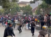 Demo Sempat Memanas dan Warnai Kericuhan, Polisi Bubarkan Massa di Depan DPRD Kota Sukabumi