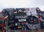 GOR Merdeka Sukabumi Dipenuhi Bendera Hitam Besar, Ada Apa?