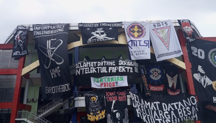 GOR Merdeka Sukabumi Dipenuhi Bendera Hitam Besar, Ada Apa?