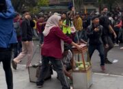 Viral! Mahasiswi Berhijab Tunjukkan Aksi Heroik Lindungi Pedagang Saat Bentrokan Aksi di Sukabumi