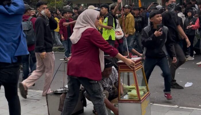 Viral! Mahasiswi Berhijab Tunjukkan Aksi Heroik Lindungi Pedagang Saat Bentrokan Aksi di Sukabumi