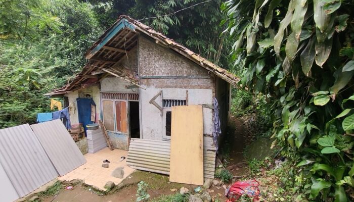 Polisi Polres Sukabumi Kota Rela Jual Motor demi Bangun Rumah Reyot Warga Kurang Mampu