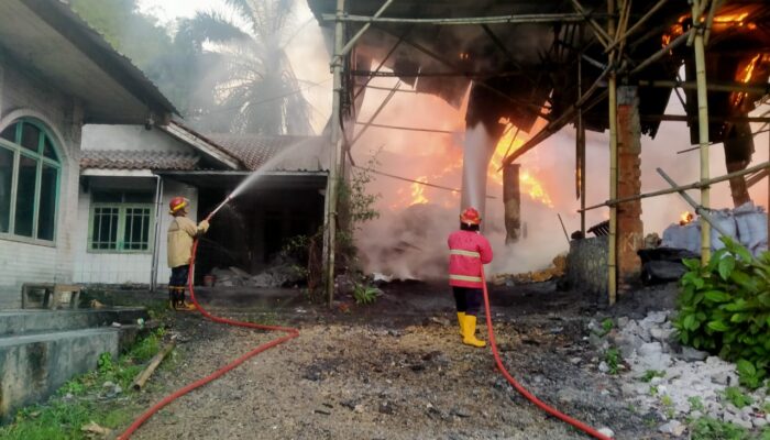Kebakaran Pabrik Kapur di Cibatu, Kerugian Ditaksir Rp250 Juta