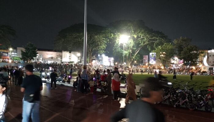 Suasana Meriah di Lapang Merdeka Sukabumi pada Malam Minggu