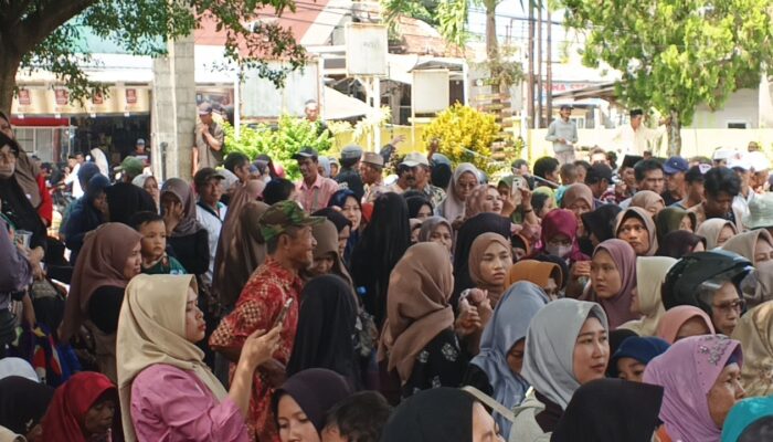 1.500 Paket Daging Kurban Disalurkan di Surade, Warga Mengantri  Hingga Berdesakan