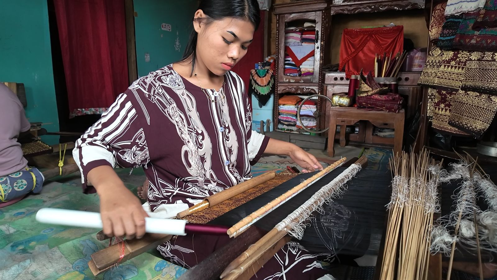 Jamkrindo berikan penjamin kredit untuk Pengrajin songket di Tanjung Batu, Ogan Ilir. Dengan memperoleh Kredit KUR , usaha songket Muslimah dapat memperkerjakan sebanyak empat pengrajin songket
