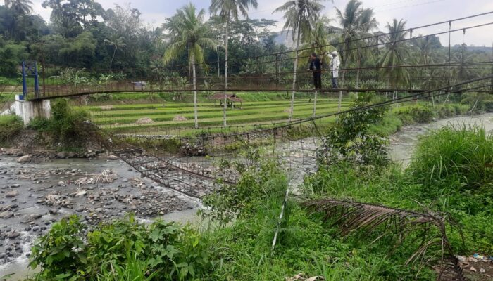 Akses Terhambat, Warga Jampangtengah Sukabumi Minta Jembatan Leuwidingding Dibangun Permanen