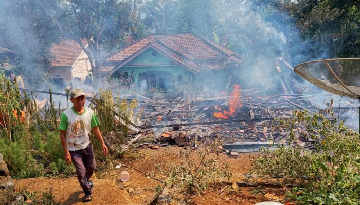 Anak Main Kompor, Rumah Warga Nyalindung Sukabumi Ludes Terbakar