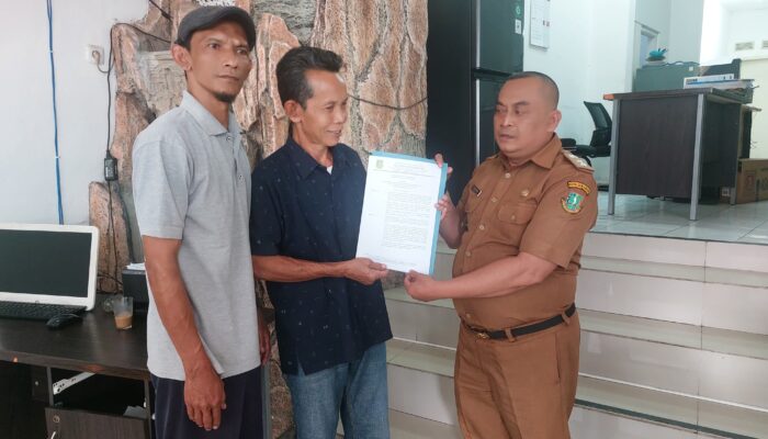 Lurah Nanggeleng Serahkan SK Ketua RW 04, Ade Fakih Resmi Pimpin Lingkungan di Kota Sukabumi