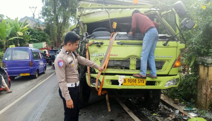 Kecelakaan Dua Truk di Cikembar Sukabumi, Pengemudi Luka-Luka