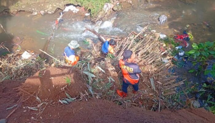 BPBD Kota Sukabumi Lakukan Monitoring dan Penanganan Sementara Longsor di Citamiang