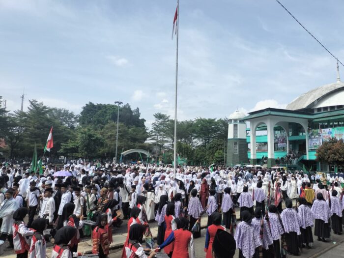 Ribuan santri, ulama, guru, dan masyarakat dari berbagai kecamatan memadati peringatan Hari Santri Nasional 2025 di Kabupaten Sukabumi, Rabu (22/10/2025).