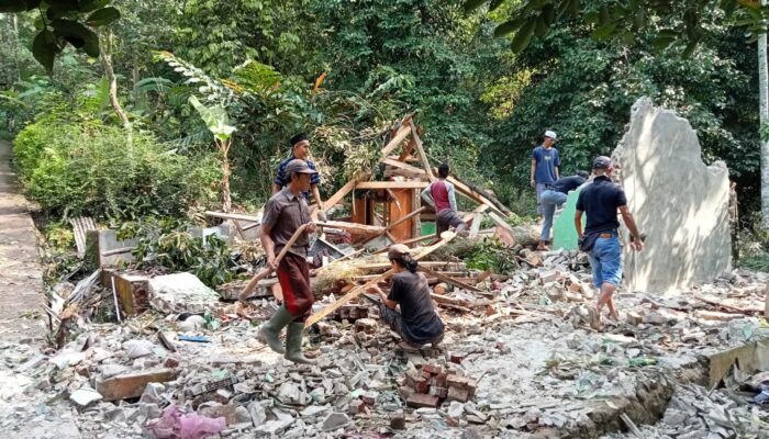 Puting Beliung Hantam Desa Cibodas, Satu Rumah Rata dengan Tanah
