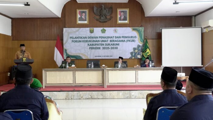 Bupati Sukabumi, Asep Japar di pelantikan jajaran dewan penasehat dan pengurus baru FKUB Kabupaten Sukabumi periode 2025–2030, di Pendopo Sukabumi, Selasa (21/10/2025).
