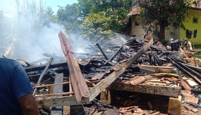 Rumah Warga Mekarsari Hangus Terbakar Saat Ditinggal Pemiliknya ke Kebun