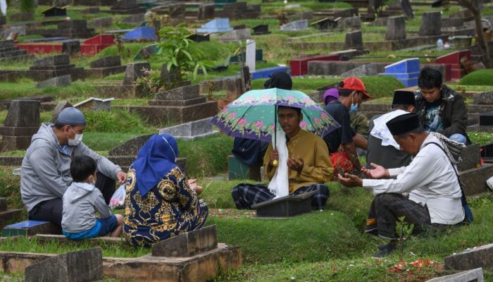 Manfaat Berziarah Kubur di Hari Jum’at, Tradisi Penuh Makna Spiritual