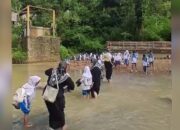 Puluhan Siswa di Sukabumi Setiap Hari Seberangi Sungai Demi Sekolah, Jembatan Rusak Tak Kunjung Diperbaiki