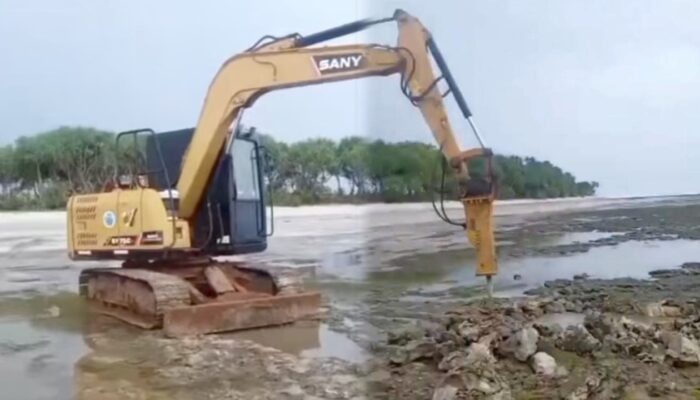 Viral Ekskavator Keruk Karang di Pantai Minajaya, Warga Sukabumi Resah