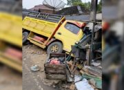 Truk Pengangkut Genteng Tabrak Rumah Warga di Jampangkulon, Dua Motor Tertimbun