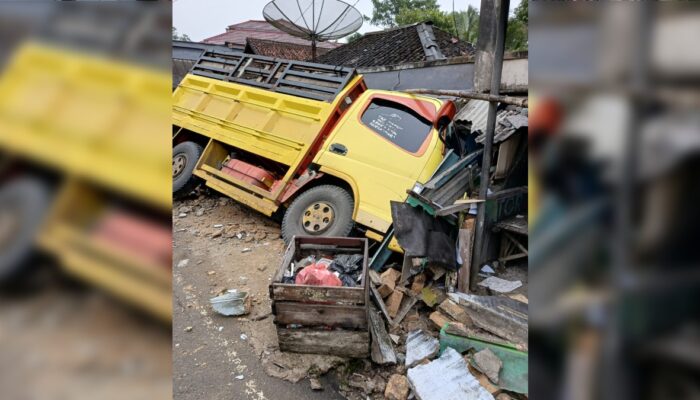 Truk Pengangkut Genteng Tabrak Rumah Warga di Jampangkulon, Dua Motor Tertimbun