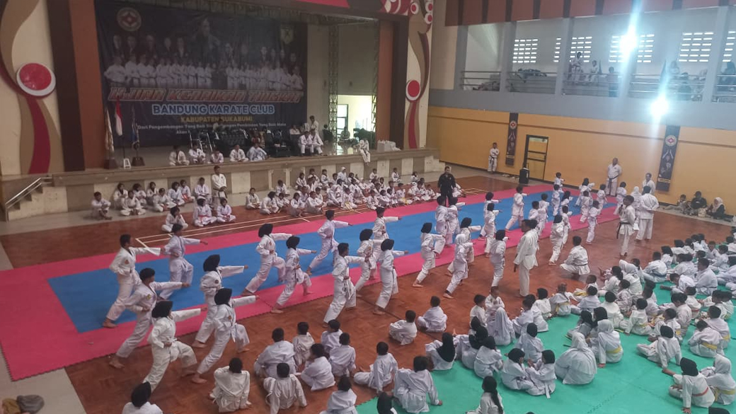 Sebanyak 324 karateka dari 31 dojo mengikuti kegiatan Ujian Kenaikan Tingkat (UKT) Bandung Karate Club Kabupaten Sukabumi.
