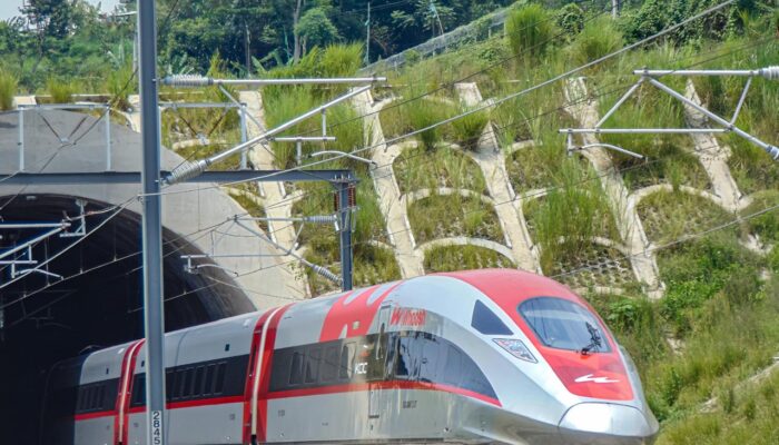 Diminta Lapor soal Dugaan Mark Up Proyek Whoosh, Mahfud MD: Agak Aneh Ini!