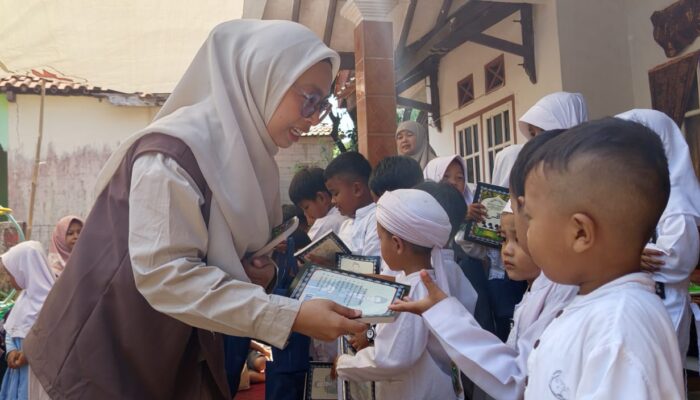 Yayasan CFA Bagikan Buku Iqro untuk Anak PAUD, Ajak Cinta Al-Qur’an Sejak Dini