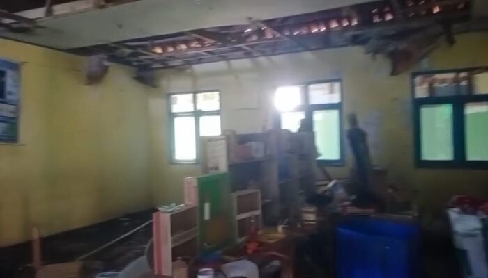 Miris! Ambruk Sejak Pilbup, Atap Sekolah di Cisolok Sukabumi Hingga Kini Belum Diperbaiki