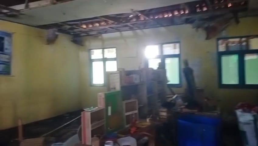 Kondisi salah satu ruang kelas SDN Nagrak Cikelat di Cisolok, Sukabumi yang atapnya ambruk sejak pemilihan bupati tahun 2024 hingga kini belum juga diperbaiki.