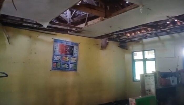 Kondisi salah satu ruang kelas SDN Nagrak Cikelat di Cisolok, Sukabumi yang atapnya ambruk sejak pemilihan bupati tahun 2024 hingga kini belum juga diperbaiki.