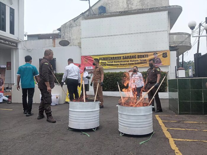 Kejar Kota Sukabumi memusnahkan barang bukti dari 46 perkara tindak pidana yang telah berkekuatan hukum tetap, Senin (13/10/2025)
