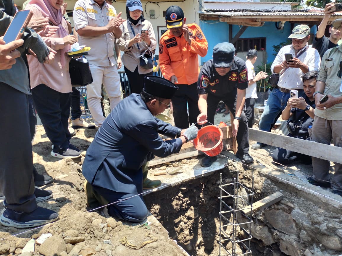 Bupati Sukabumi, Asep Japar, secara resmi meletakkan batu pertama pembangunan rumah panggung bagi warga terdampak bencana di Kampung Gumelar, RT 22, Kelurahan Palabuhanratu, Kabupaten Sukabumi, Selasa (14/10/2025)