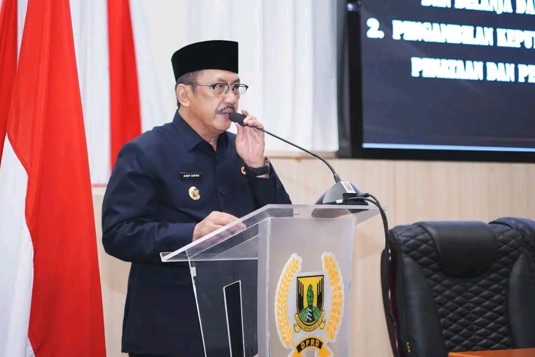 Bupati Sukabumi, Asep Japar.