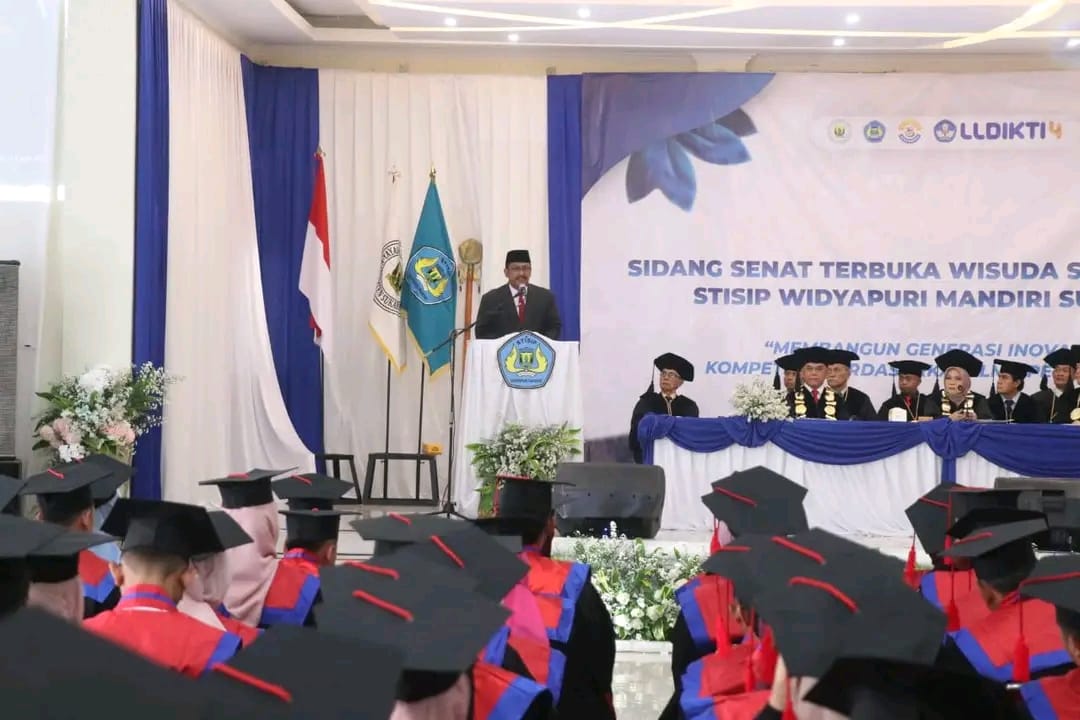 Bupati Sukabumi, Asep Japar, menyampaikan sambutan dalam wisuda sarjana STISIP Widyapuri Mandiri.