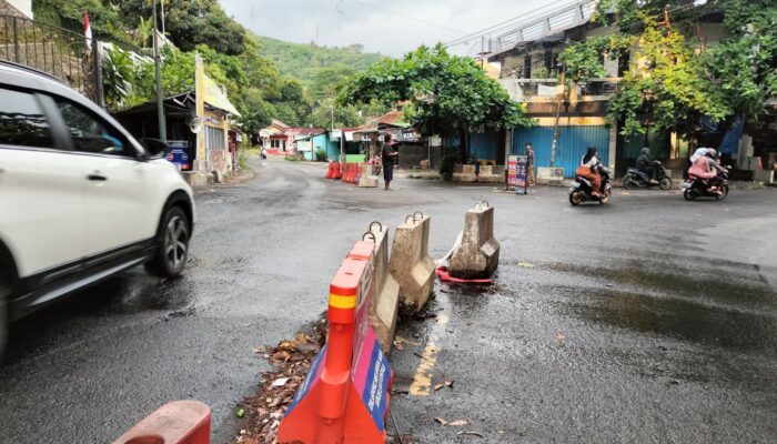Pengendara di kawasan simpang tiga Gunung Butak, Desa Citepus, Kecamatan Palabuhanratu, Kabupaten Sukabumi, mengeluhkan keberadaan barier pembatas.