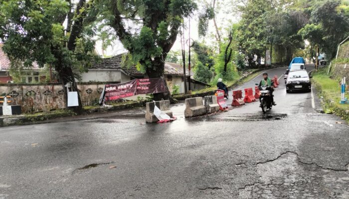 Pengendara Keluhkan Barier di Simpang Gunung Butak, Dinas Diminta Segera Bertindak