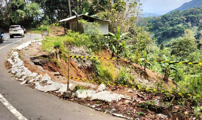 Salah satu titik longsor di Jalan Bagbagan-Kiaradua, Kabupaten Sukabumi.