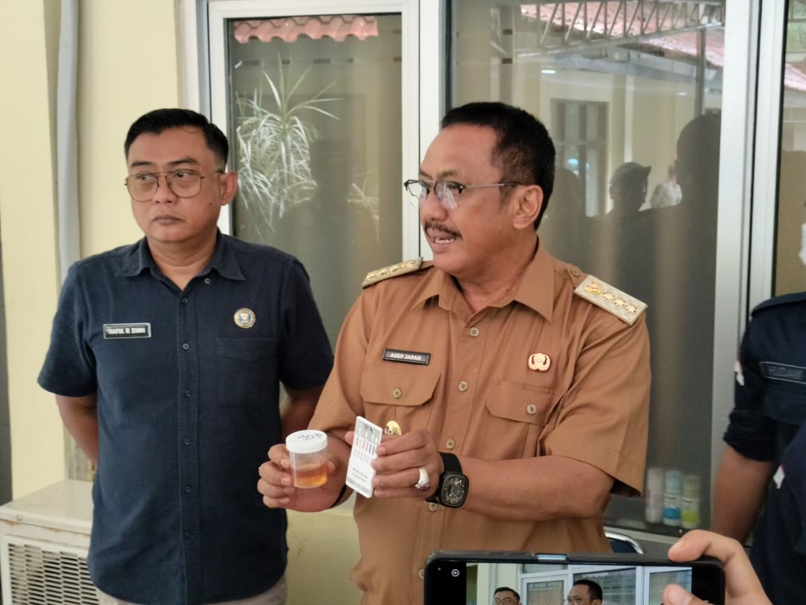 Bupati Sukabumi, Asep Japar, berharap hasil tes urine semua pegawai Pemkab Sukabumi negatif.