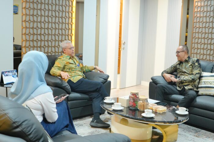 Wali Kota Sukabumi, Ayep Zaki, menemui Sekjen Kemenaker, Dr. Cris Kuntadi, di Jakarta untuk membahas solusi menekan angka pengangguran.