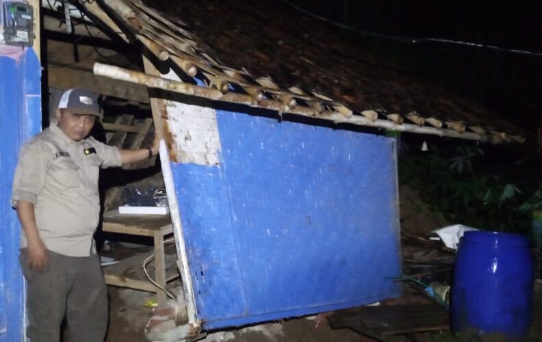 Hujan deras yang mengguyur wilayah Kecamatan Cisolok, Kabupaten Sukabumi, pada Selasa (21/10/2025) sore, memicu longsor. Satu unit rumah rusak.