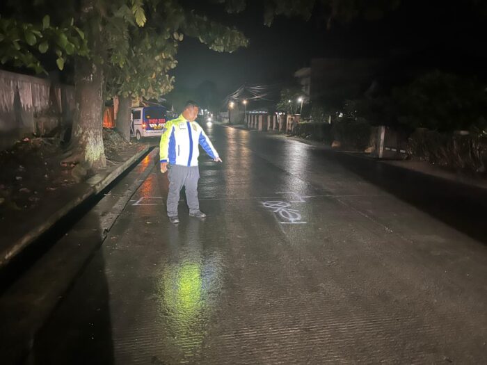 Polisi melakukan olah TKP di lokasi kecelakaan maut yang menewaskan Mahasiswa Universitas Nusa Putra di Cikembar, Kabupaten Sukabumi