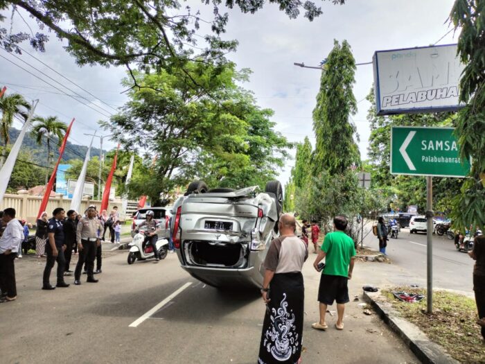 Seorang ibu dan anak-anak dilarikan ke RS Palabuhanratu usai kecelakaan Mitsubishi Pajero yang terguling di Jajaway, Palabuhanratu, Sukabumi, Kamis (23/10/2025)