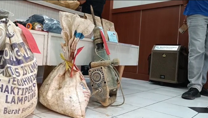 Barang bukti kasus tambang emas ilegal di Kecamatan Cikakak, Kabupaten Sukabumi.